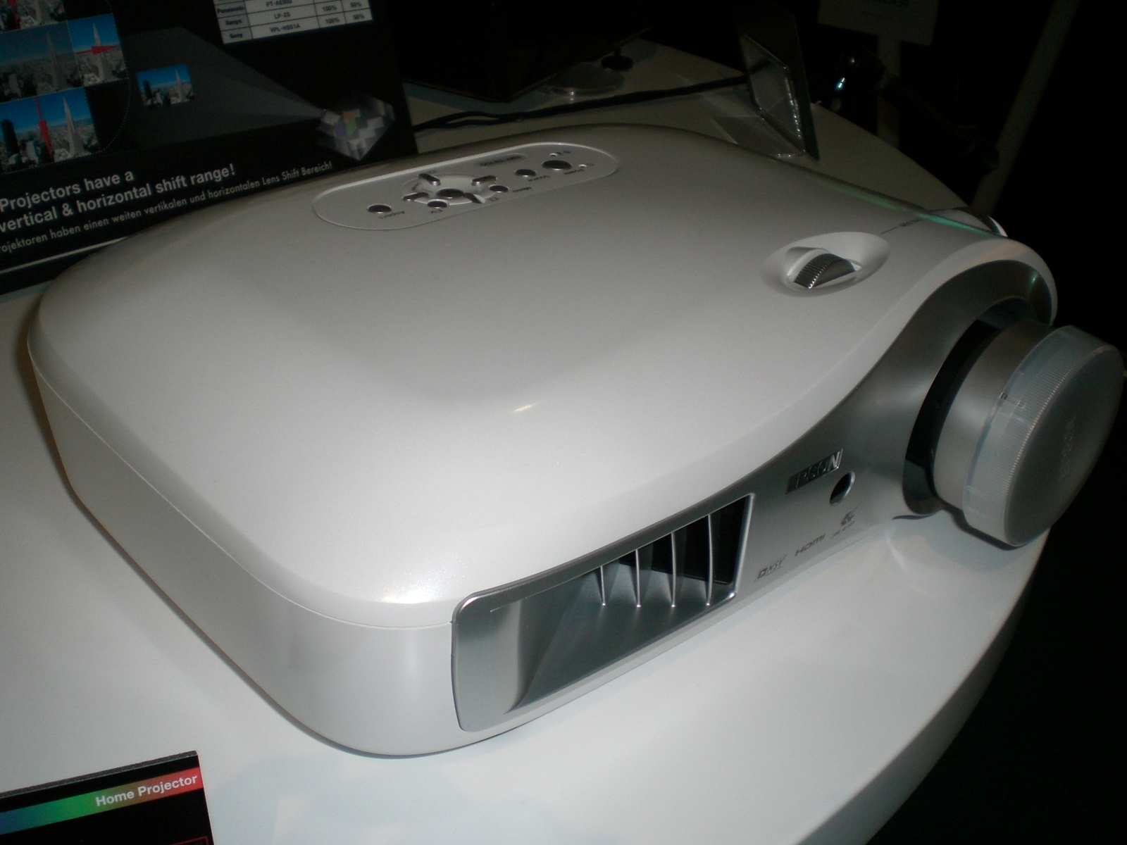 Epson EMP TW700 HDTV LCD